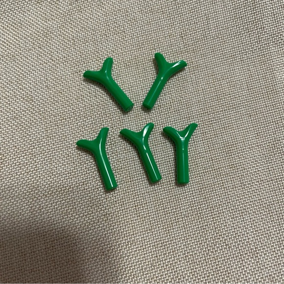 LEGO Green Plastic Y-Shaped Pieces (5 Pieces) - Picture 1 of 3